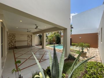 Casa remodelada en venta en Montebello