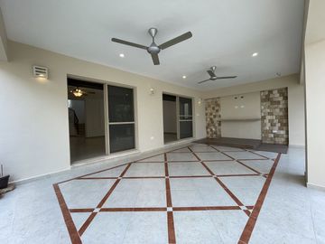 Casa remodelada en venta en Montebello