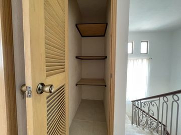 Casa remodelada en venta en Montebello