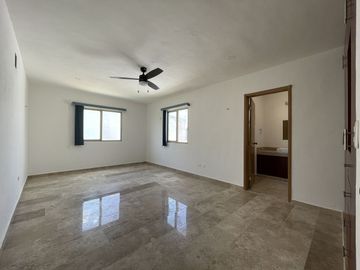 Casa remodelada en venta en Montebello