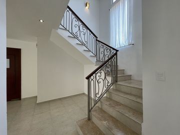 Casa remodelada en venta en Montebello