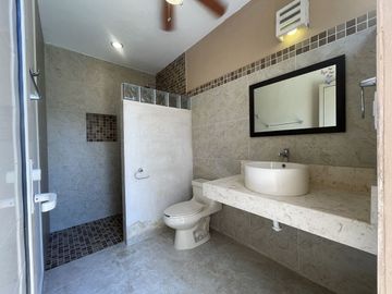 Casa remodelada en venta en Montebello