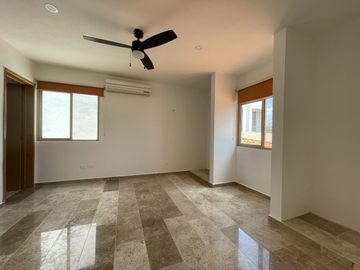 Casa remodelada en venta en Montebello