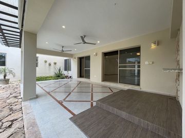 Casa remodelada en venta en Montebello