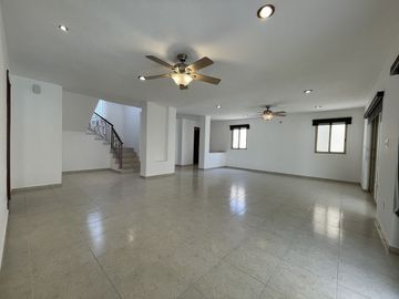Casa remodelada en venta en Montebello