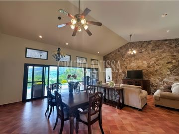Se Vende Casa con impresionantes Vistas en Altos del Maria