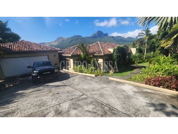 Se Vende Casa con impresionantes Vistas en Altos del Maria