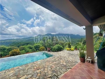 Se Vende Casa con impresionantes Vistas en Altos del Maria