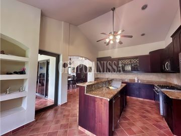 Se Vende Casa con impresionantes Vistas en Altos del Maria