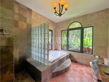 Se Vende Casa con impresionantes Vistas en Altos del Maria