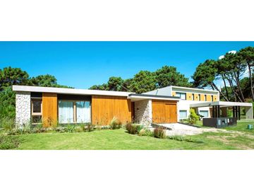 BARRIO PIONEROS PINAMAR- CASA DE CATEGORIA