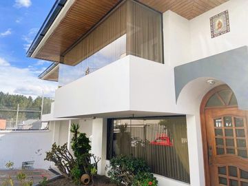 Venta departamento 3 dormitorios, Urb. Las Bromelias, sector Monteserrin.