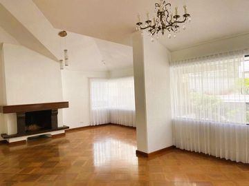 Venta departamento 3 dormitorios, Urb. Las Bromelias, sector Monteserrin.