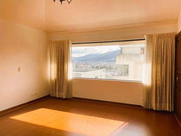 Venta departamento 3 dormitorios, Urb. Las Bromelias, sector Monteserrin.