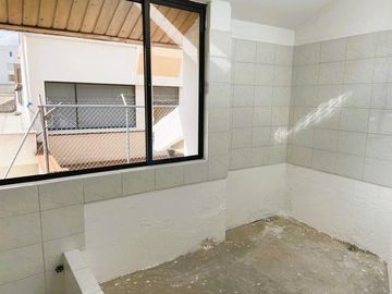 Venta departamento 3 dormitorios, Urb. Las Bromelias, sector Monteserrin.