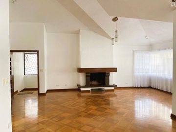 Venta departamento 3 dormitorios, Urb. Las Bromelias, sector Monteserrin.