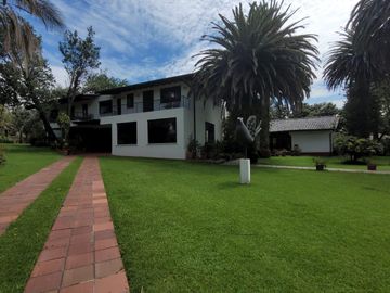 Amplia Quinta en Venta de 2 hectáreas, con seguridad y áreas comunales, sector la Armenia, Quito