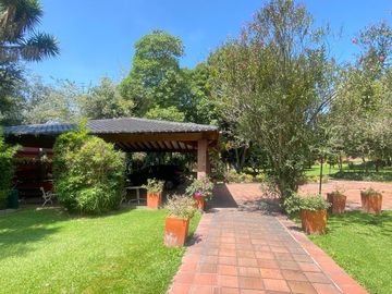 Amplia Quinta en Venta de 2 hectáreas, con seguridad y áreas comunales, sector la Armenia, Quito