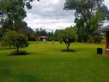 Amplia Quinta en Venta de 2 hectáreas, con seguridad y áreas comunales, sector la Armenia, Quito