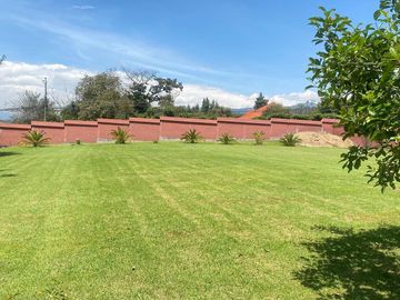 Amplia Quinta en Venta de 2 hectáreas, con seguridad y áreas comunales, sector la Armenia, Quito