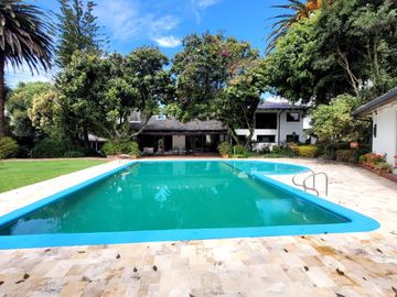 Amplia Quinta en Venta de 2 hectáreas, con seguridad y áreas comunales, sector la Armenia, Quito