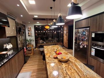 Casa exclusiva en venta con 4 dormitorios, dentro de urbanización privada Valle de los Chillos