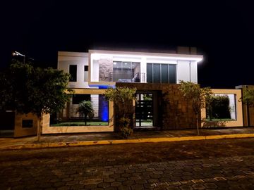 Casa exclusiva en venta con 4 dormitorios, dentro de urbanización privada Valle de los Chillos