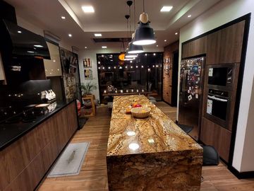 Casa exclusiva en venta con 4 dormitorios, dentro de urbanización privada Valle de los Chillos