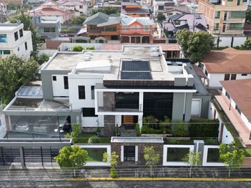 Casa exclusiva en venta con 4 dormitorios, dentro de urbanización privada Valle de los Chillos