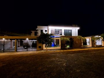Casa exclusiva en venta con 4 dormitorios, dentro de urbanización privada Valle de los Chillos