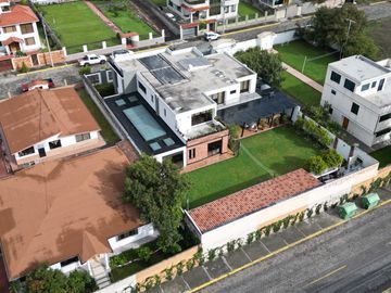 Casa exclusiva en venta con 4 dormitorios, dentro de urbanización privada Valle de los Chillos