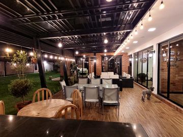 Casa exclusiva en venta con 4 dormitorios, dentro de urbanización privada Valle de los Chillos