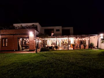 Casa exclusiva en venta con 4 dormitorios, dentro de urbanización privada Valle de los Chillos