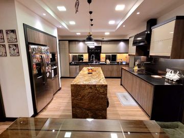 Casa exclusiva en venta con 4 dormitorios, dentro de urbanización privada Valle de los Chillos