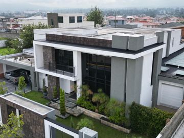 Casa exclusiva en venta con 4 dormitorios, dentro de urbanización privada Valle de los Chillos