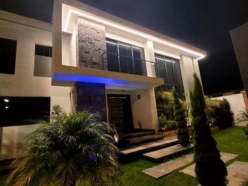 Casa exclusiva en venta con 4 dormitorios, dentro de urbanización privada Valle de los Chillos
