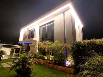 Casa exclusiva en venta con 4 dormitorios, dentro de urbanización privada Valle de los Chillos