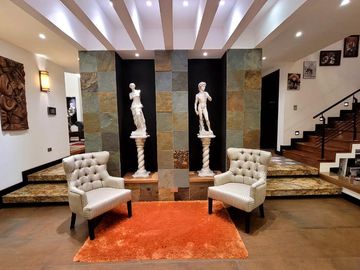 Casa exclusiva en venta con 4 dormitorios, dentro de urbanización privada Valle de los Chillos