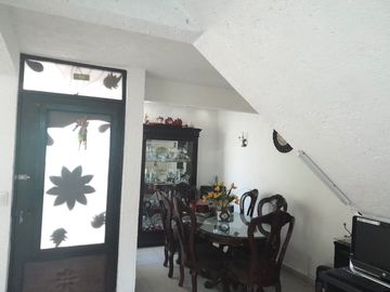 CASA EN VENTA, COL. MODERNA, EXCELENTE MANTENIMIENTO.