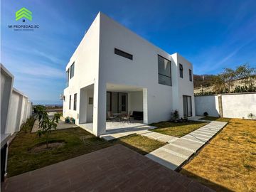 CASA EN VENTA EN EXCLUSIVA URBANIZACIÓN MARINA BLUE, MANTA