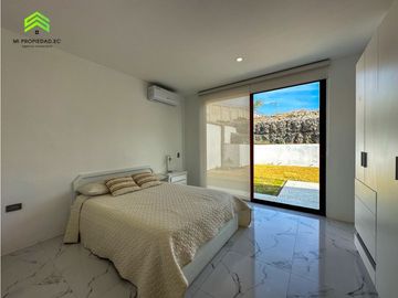 CASA EN VENTA EN EXCLUSIVA URBANIZACIÓN MARINA BLUE, MANTA