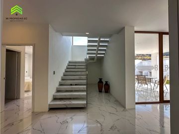 CASA EN VENTA EN EXCLUSIVA URBANIZACIÓN MARINA BLUE, MANTA