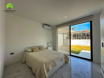 CASA EN VENTA EN EXCLUSIVA URBANIZACIÓN MARINA BLUE, MANTA