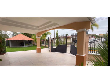 VILLA LUCRE / ALTOS DE SAN RAFAEL / 521 M2 / 3 HABITACION / PISCINA