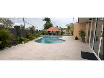 VILLA LUCRE / ALTOS DE SAN RAFAEL / 521 M2 / 3 HABITACION / PISCINA