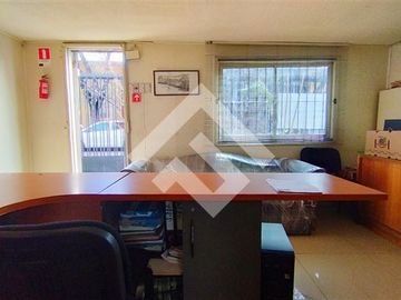 Bodega en Venta en Calle Coquimbo con Santa Rosa (metro Matta)