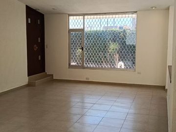 Casa en venta COL. HUMBOLDT Puebla  de 1 piso y 4 recamaras.