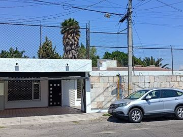 Casa en venta COL. HUMBOLDT Puebla  de 1 piso y 4 recamaras.