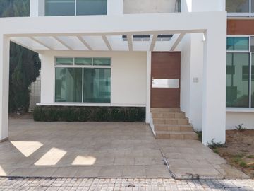 Casa en venta en Clúster 10 10 10, Lomas de Angelópolis, Puebla..