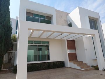 Casa en venta en Clúster 10 10 10, Lomas de Angelópolis, Puebla..